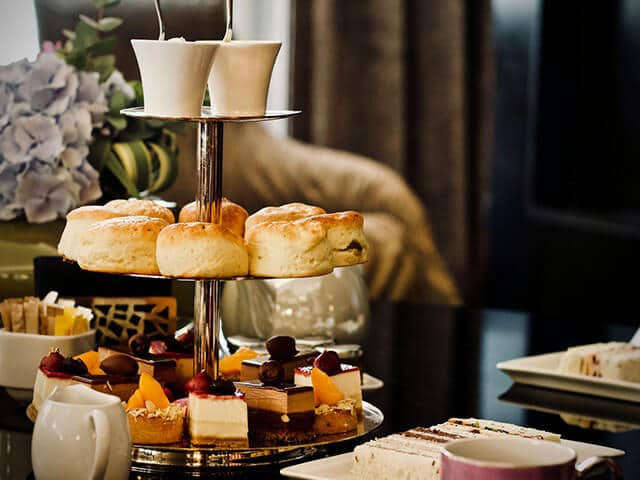 Testa på Afternoon tea på en resa till London.