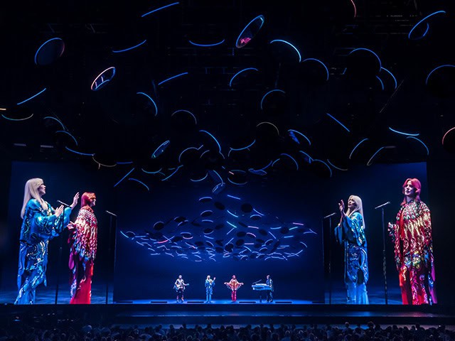 De sjungande ABBA avatarerna i London. Photo by Johan Persson