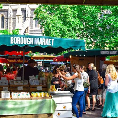 Besök Borough market, en välkänd marknad i London.