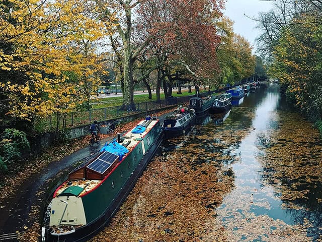 Vid Hackney kan du gå förbi Themsen
