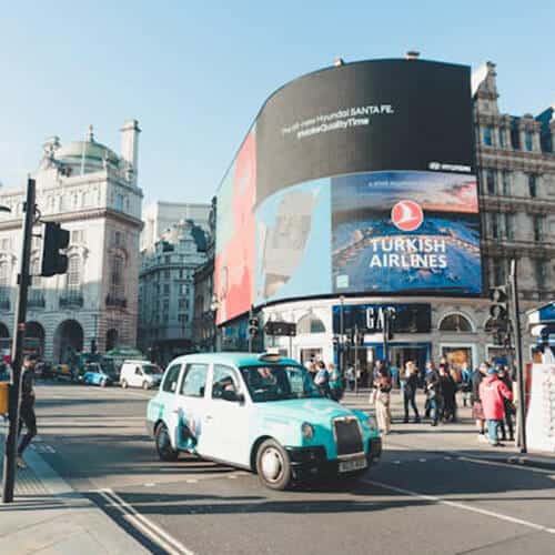 Piccadilly cirkus är en perfekt sevärdhet om du går på tours om Harry Potter.