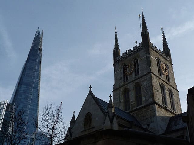 Byggnader i olika arkitektoniska stilar.