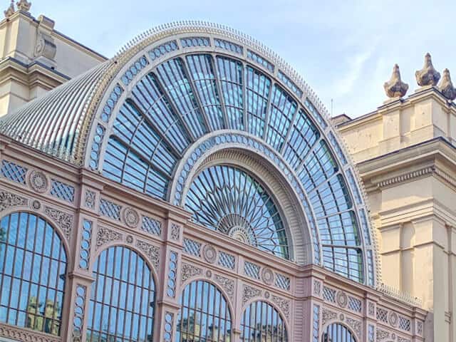 En byggnad med cirkulär form