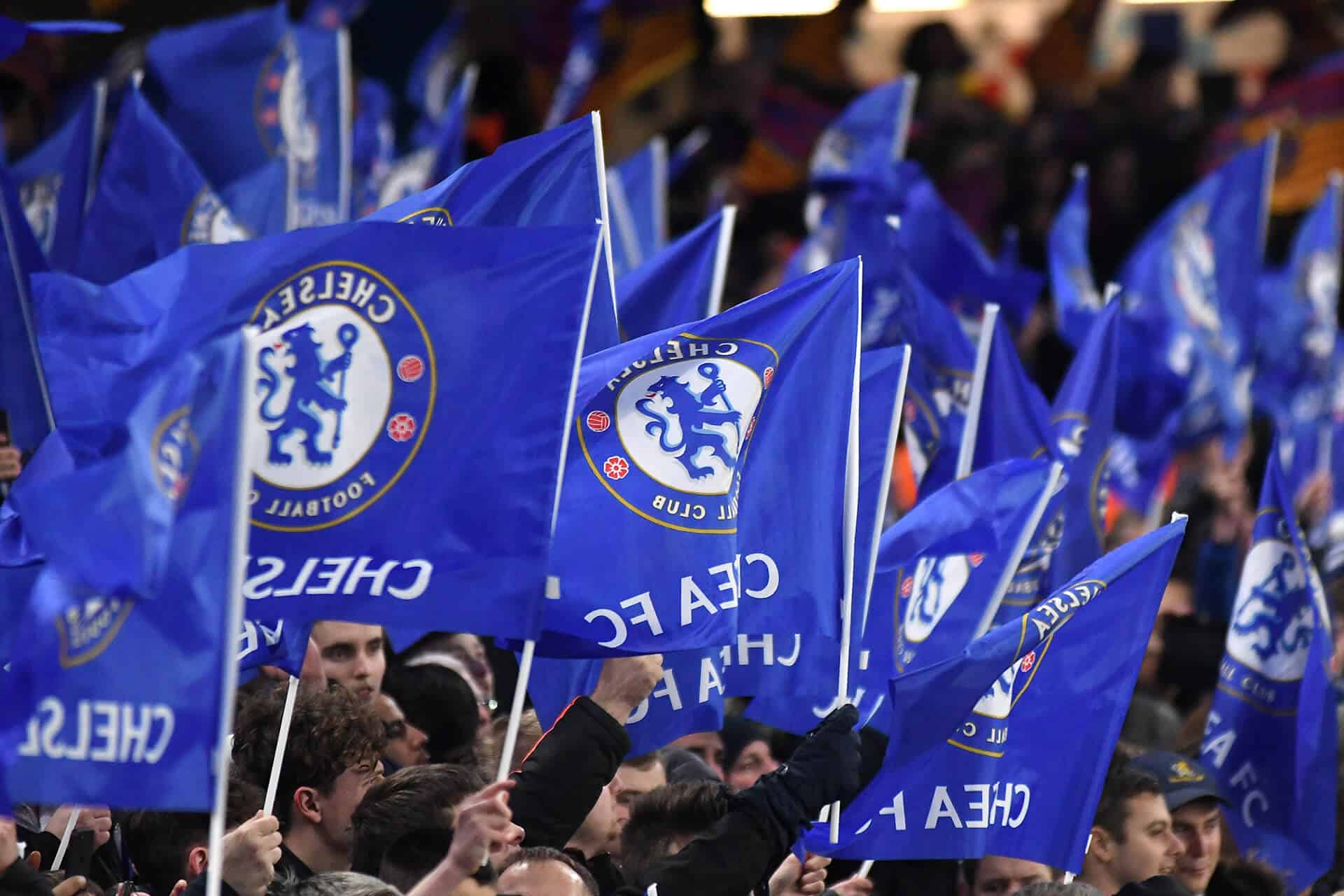 Flaggor med Chelsea:s klubbemblem. Boka din fotbollsresa till Chelsea idag!