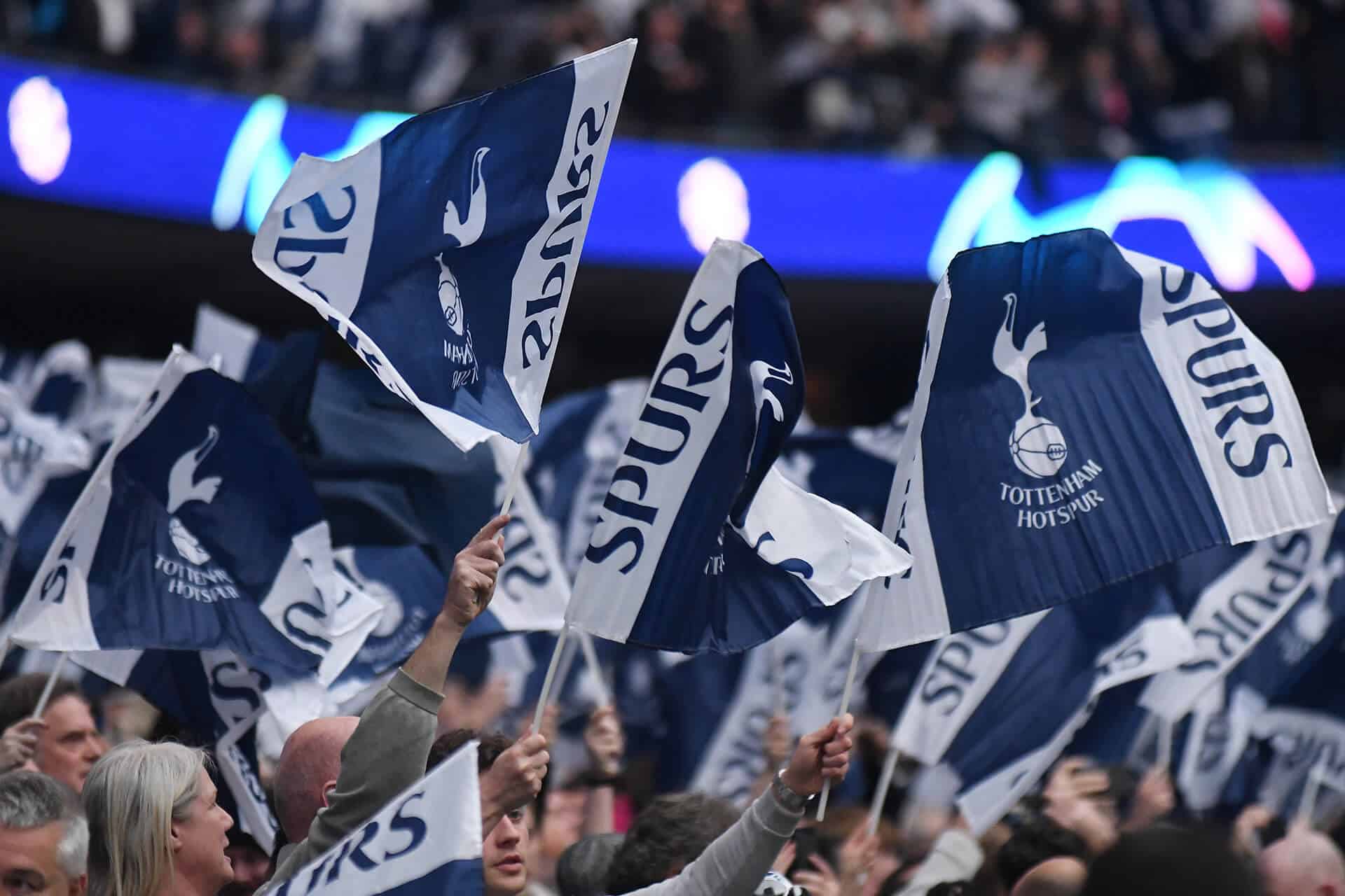 Tottenham supportrar med flaggor. Boka din fotbollsresa till Tottenham idag!