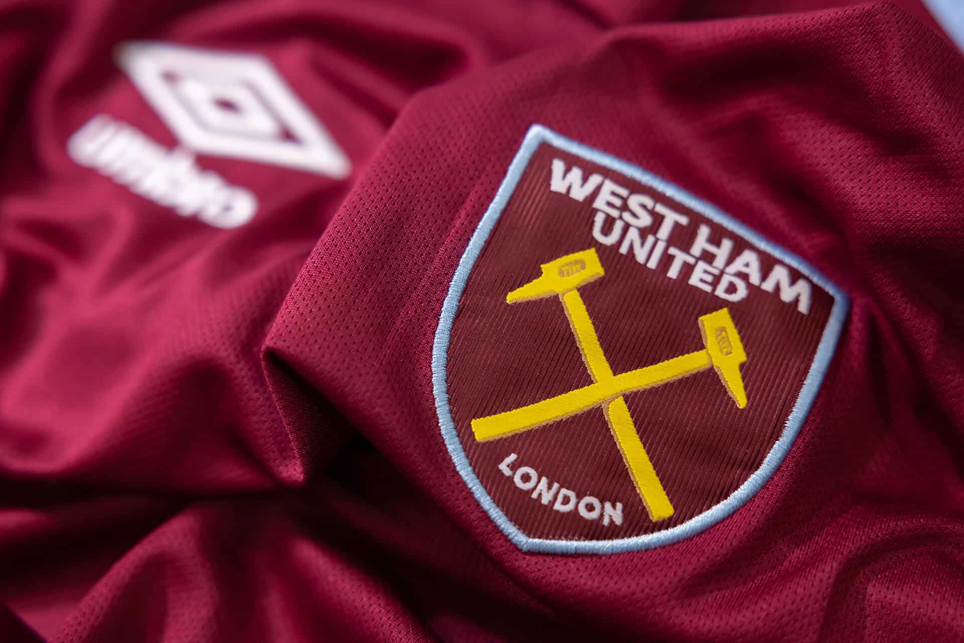 West hams klubbemblem. Boka din fotbollsresa till West Ham idag!