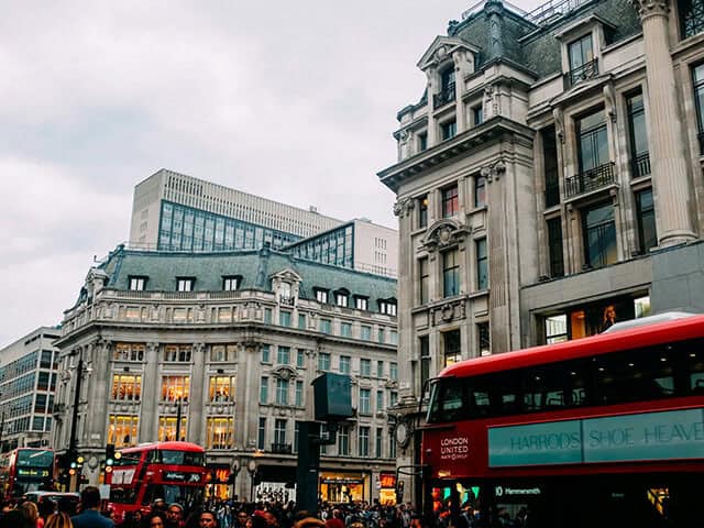 Oxford street är ett måste att besöka om du vill shoppa.